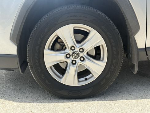 Used 2021 Toyota RAV4 XLE w/ Convenience Package FWD image 12