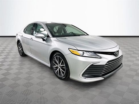 Used 2022 Toyota Camry XLE FWD image 1