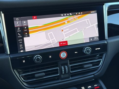 Used 2025 Porsche Macan image 20