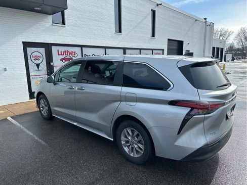 Used 2022 Toyota Sienna XLE image 2