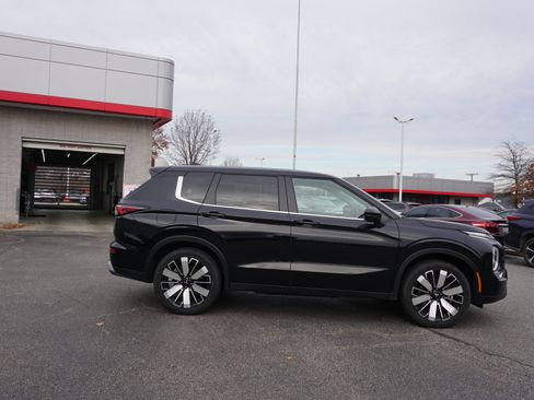 Used 2025 Mitsubishi Outlander SE image 3
