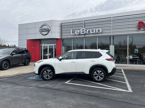 Used 2022 Nissan Rogue SV image 2