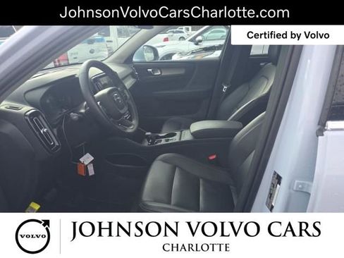 Used 2025 Volvo XC40 B5 Core AWD/4WD image 4