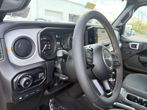 Used 2024 Jeep Wrangler Unlimited AWD/4WD image 21