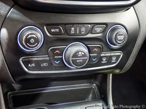 Used 2019 Jeep Cherokee Limited AWD/4WD image 16