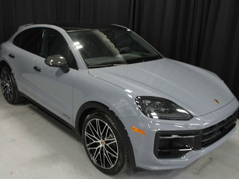 Certified 2025 Porsche Cayenne GTS image 11