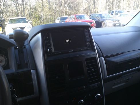 Used 2010 Dodge Grand Caravan SXT FWD image 17