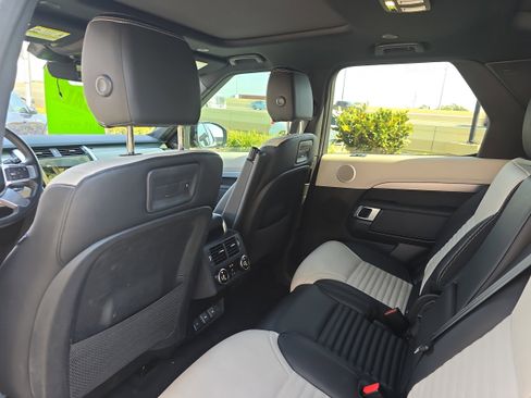 Used 2023 Land Rover Discovery S R-Dynamic image 13