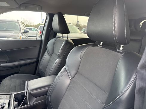 Used 2024 Mitsubishi Outlander SE image 3