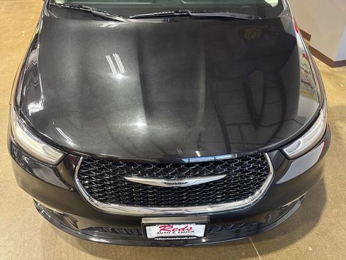 Used 2023 Chrysler Pacifica Touring-L FWD image 43