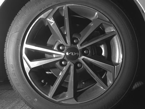 Used 2024 Kia Forte LXS FWD image 18