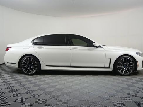 Used 2021 BMW 740i w/ M Sport Package image 2