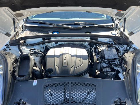 Used 2020 Porsche Macan AWD/4WD image 29
