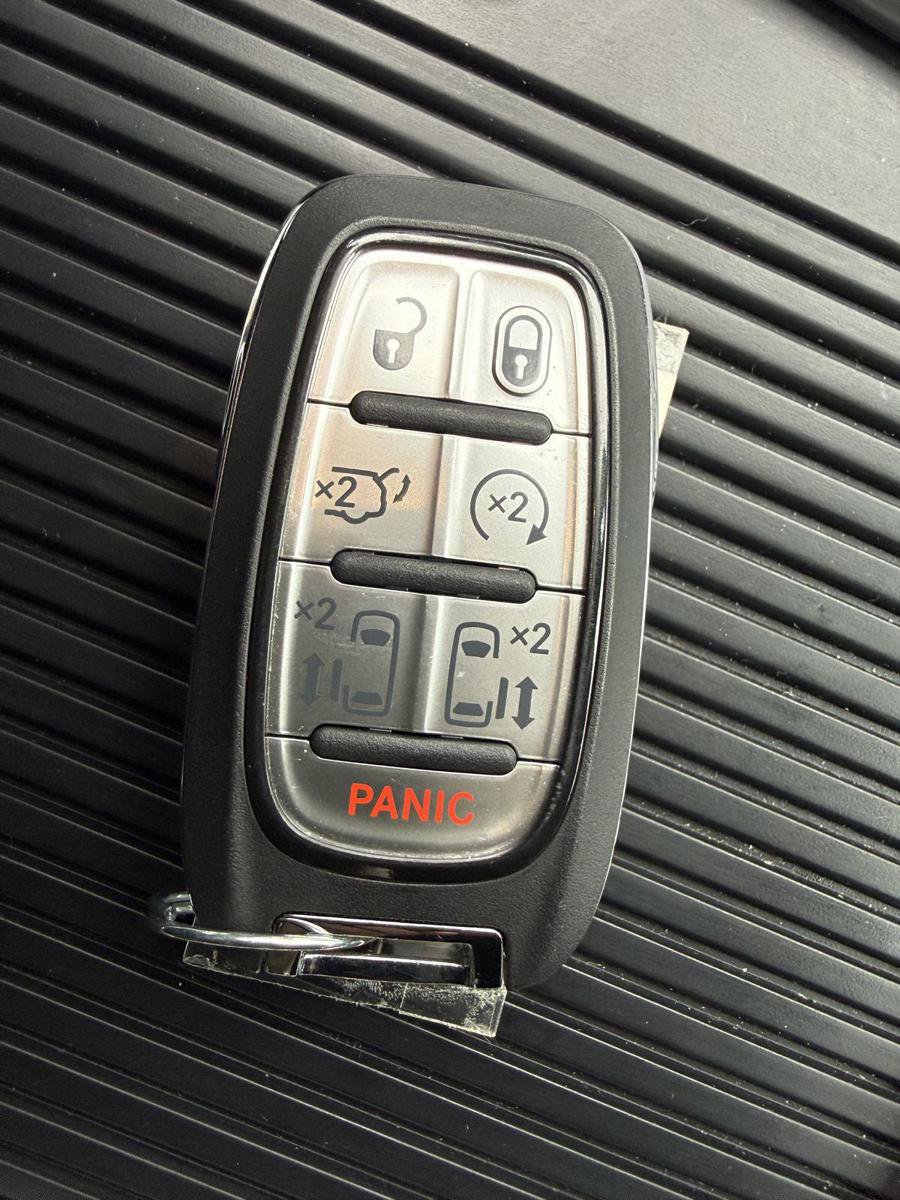 Used 2024 Chrysler Pacifica Touring-L FWD image 18