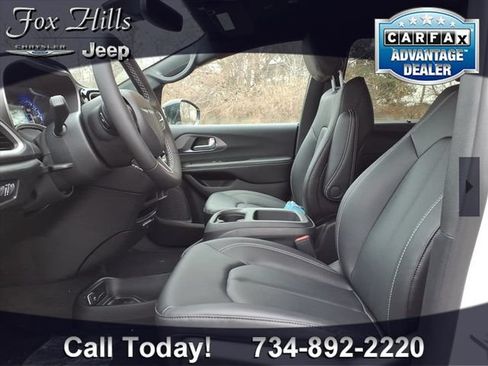 New 2026 Chrysler Pacifica Select AWD/4WD image 16