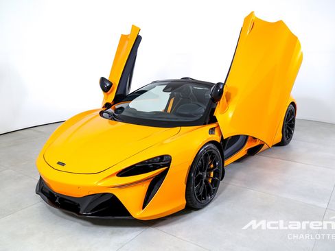 Used 2025 McLaren Artura Spider image 6