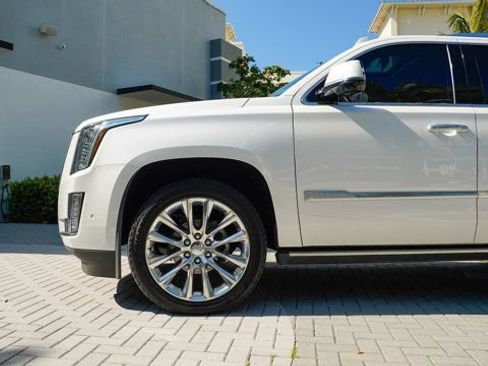 Used 2019 Cadillac Escalade ESV Premium Luxury RWD image 11