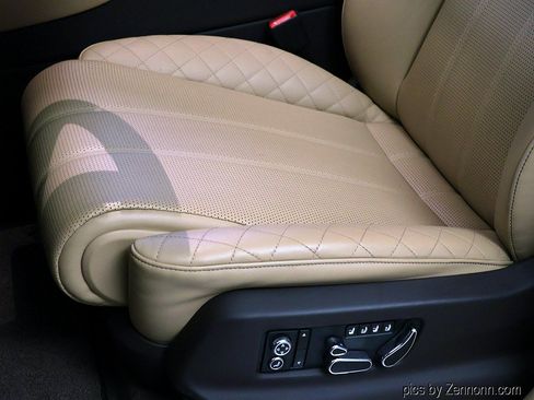Used 2019 Bentley Bentayga AWD/4WD image 28