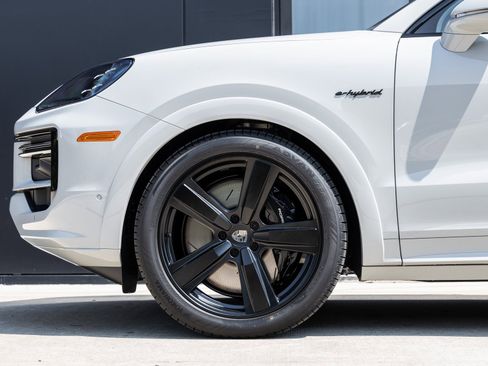 New 2025 Porsche Cayenne Turbo image 13