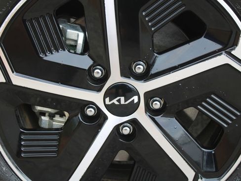 Certified 2024 Kia Niro EX image 18