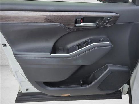 Certified 2022 Toyota Highlander Platinum image 7