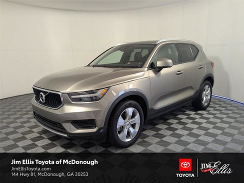 Used 2022 Volvo XC40 T5 Momentum image 1