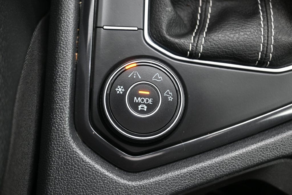 Used 2024 Volkswagen Tiguan SE R-Line AWD/4WD image 24