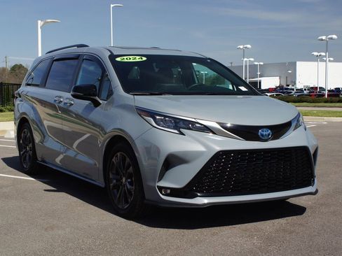 Used 2024 Toyota Sienna XSE w/ XSE Premium Package image 2