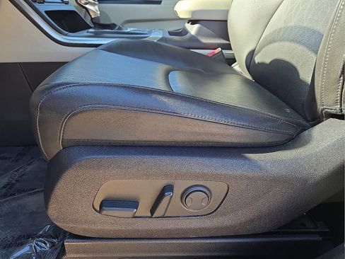 Used 2024 Kia Carnival LX image 24