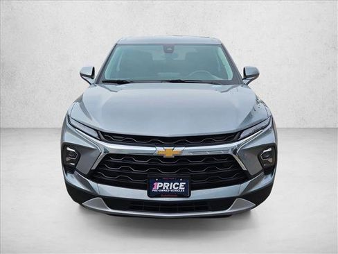 Used 2025 Chevrolet Blazer LT FWD image 2
