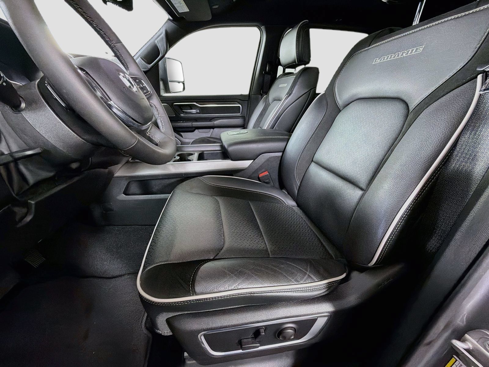 Used 2025 RAM 1500 Laramie w/ Advanced Safety Group II AWD/4WD image 12