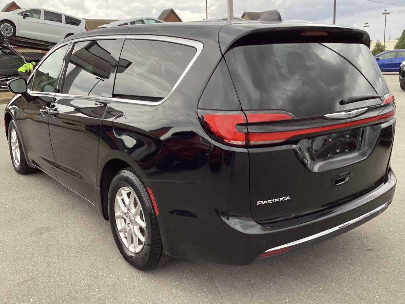Used 2025 Chrysler Pacifica Select FWD image 8