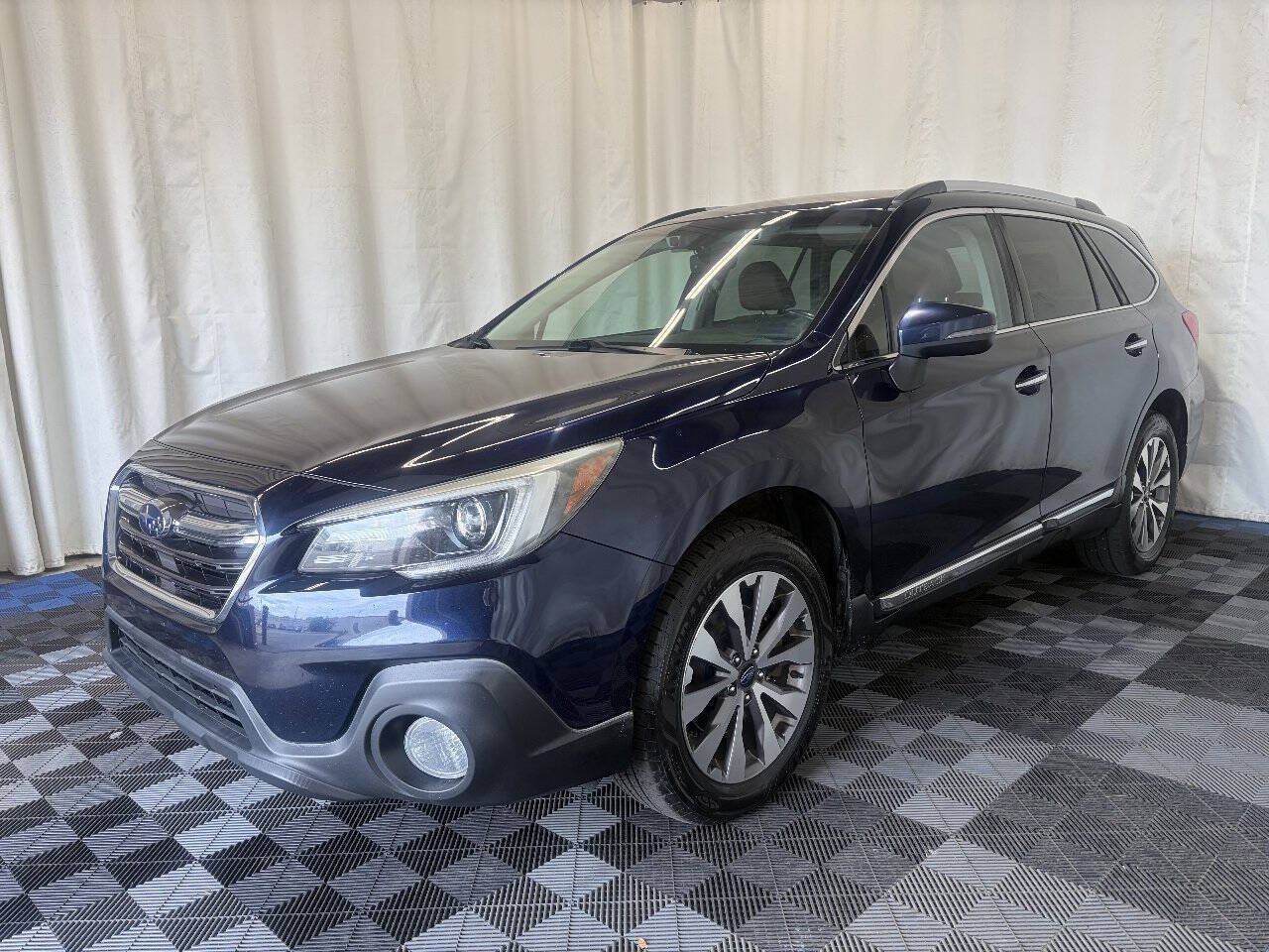 Used 2018 Subaru Outback 2.5i Touring AWD/4WD image 2
