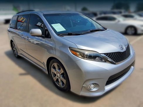 Used 2017 Toyota Sienna SE w/ SE Preferred Package image 13