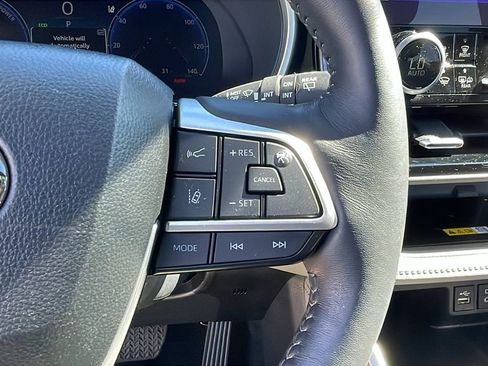 Used 2024 Toyota Highlander Limited image 25