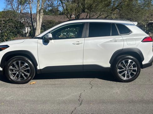 Used 2022 Toyota Corolla Cross XLE image 2