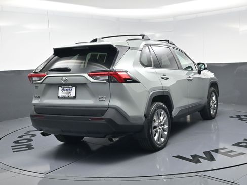 Used 2021 Toyota RAV4 XLE Premium image 9