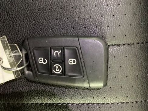 New 2023 Volkswagen Tiguan SE w/ Panoramic Sunroof Package image 24