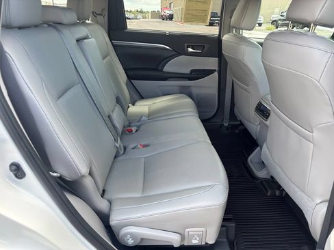 Used 2019 Toyota Highlander Limited Platinum AWD/4WD image 17