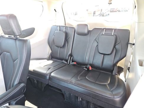 Used 2023 Chrysler Pacifica Touring-L image 12