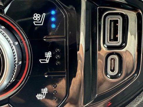 Used 2023 GMC Sierra 1500 SLT image 30