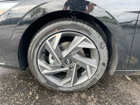 New 2025 Hyundai Elantra Limited image 36