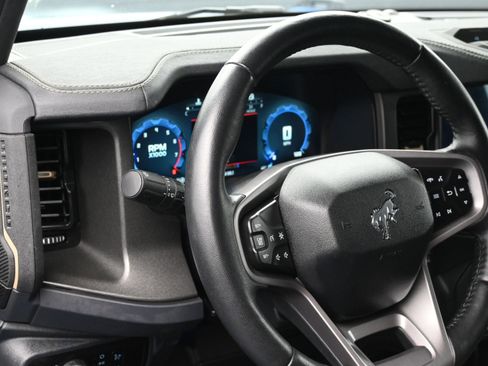 Used 2025 Ford Bronco Badlands image 16