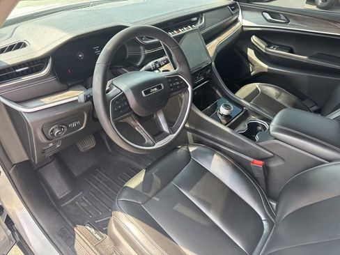 Used 2024 Jeep Grand Cherokee Limited w/ Black Appearance Package image 35