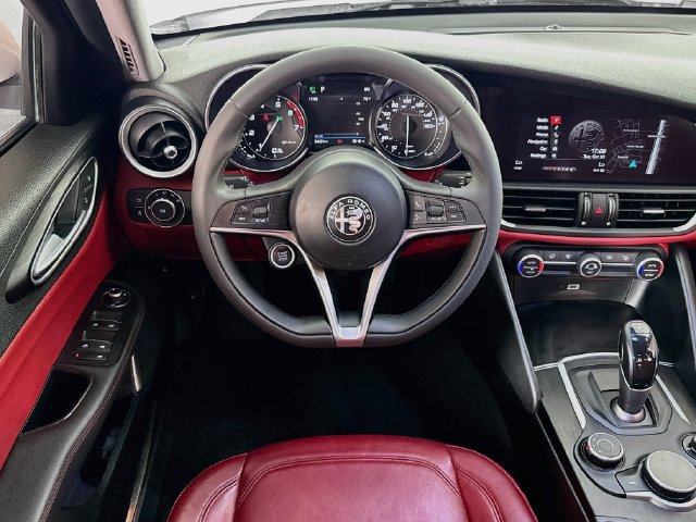 Used 2018 Alfa Romeo Giulia RWD image 14