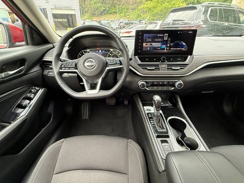Used 2023 Nissan Altima 2.5 SV w/ SV Premium Package AWD/4WD image 12
