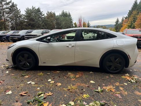 Used 2023 Toyota Prius LE image 4