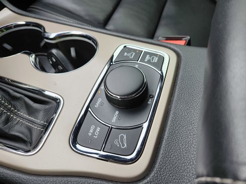 Used 2017 Jeep Grand Cherokee Overland image 12