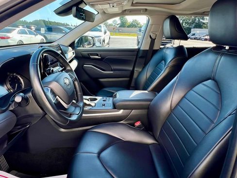 Used 2024 Toyota Highlander XLE image 19