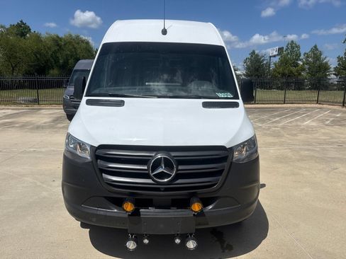 Used 2024 Mercedes-Benz Sprinter 2500 image 2